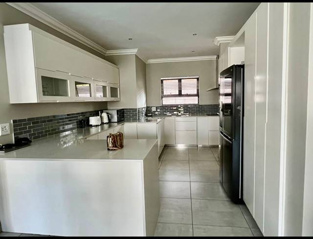 4 BEDROOM HOUSE FOR SALE IN LOMBARDY ESTATE